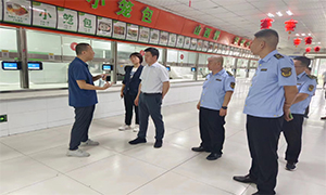 中原区副区长武学德一行到郑州市国防科技学校进行食品安全检查